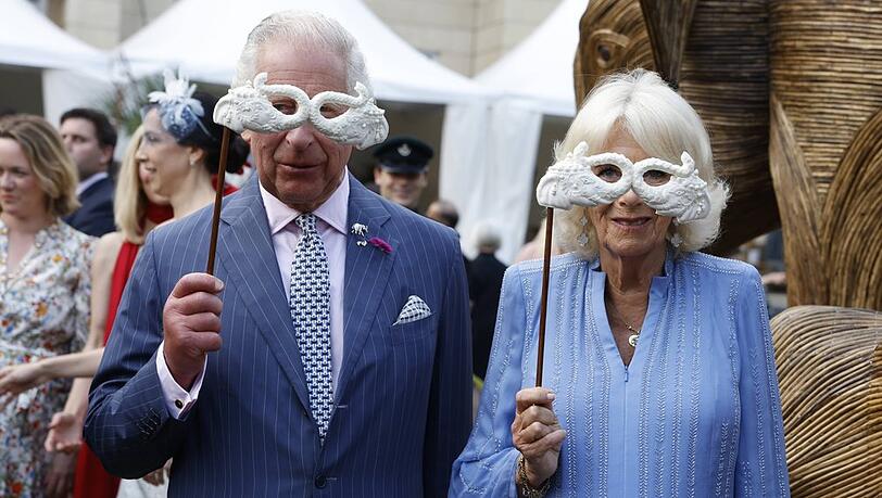 König Charles und Königin Camilla glänzen mit Tiermaske.