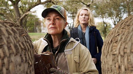 Charlotte Lindholm (Maria Furtwängler, r.) fühlt Biohof-Inhaberin Marlies Feldhusen (Lina Wendel, l.) auf den Zahn.
