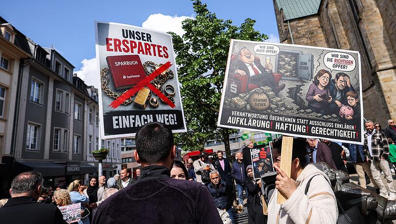 "Unser Erspartes - einfach weg", klagten gesch&auml;digte Sparkassenkunden Anfang Mai bei einer Kundgebung in Gelsenkirchen. Jetzt beginnen die ersten Zivilprozesse gegen die Sparkasse. (Archivbild)