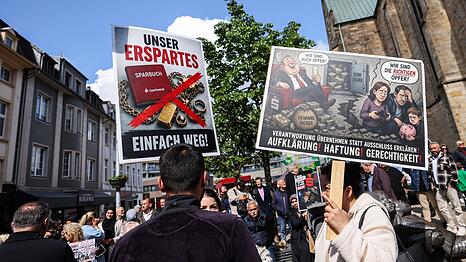 "Unser Erspartes - einfach weg", klagten gesch&auml;digte Sparkassenkunden Anfang Mai bei einer Kundgebung in Gelsenkirchen. Jetzt beginnen die ersten Zivilprozesse gegen die Sparkasse. (Archivbild)