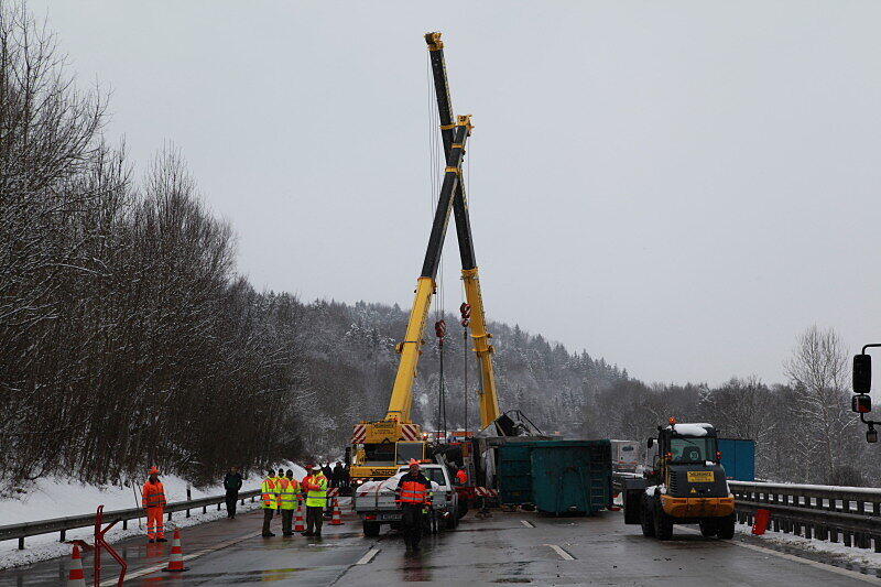 Schwerer Lkw-Unfall auf der A 8 in Richtung Salzburg: Die Bilder