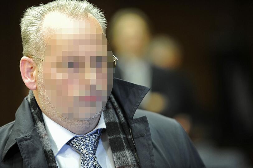 Der ehemalige Polizeichef von Rosenheim, Rudolf M. (r), vor Gericht