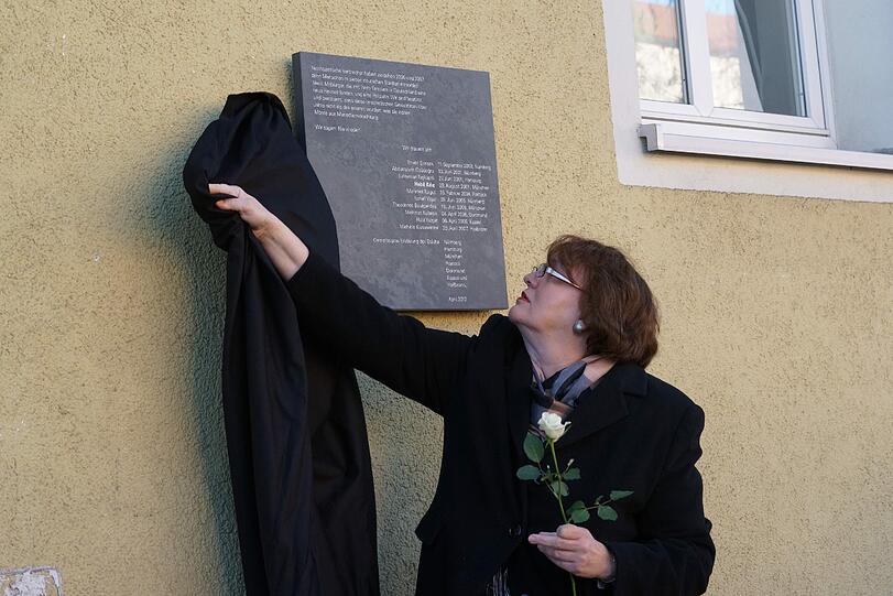 Bürgermeisterin Christine Strobl enthüllt in der Bad-Schachener-Straße in Ramersdorf die Gedenktafel für den 2001 ermordeten Habil Kilic.