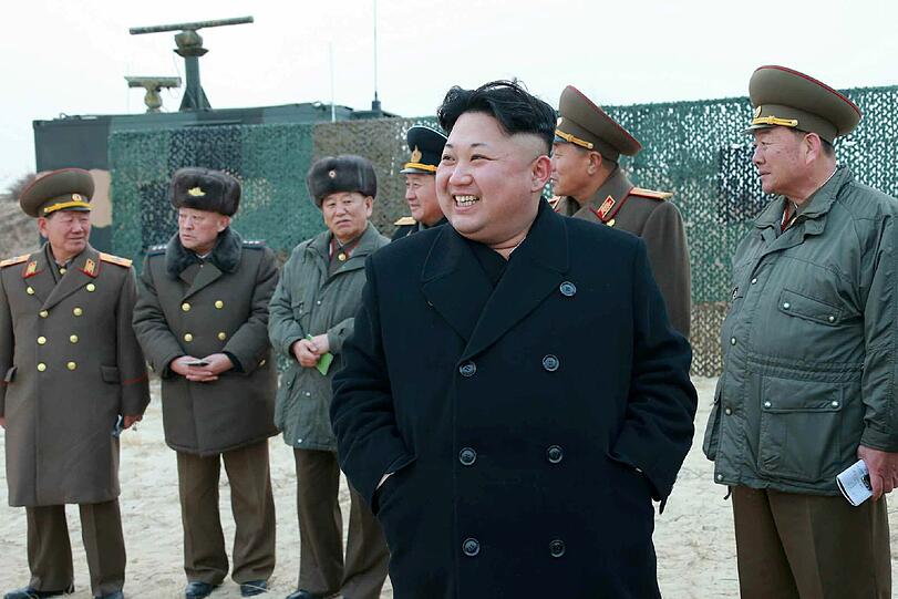 Kim Jong Un freut sich über den erfolgreichen Start der Trägerrakete seines Satelliten. Die Hinrichtung seines Militärchefs bleibt da nur Randnotiz.