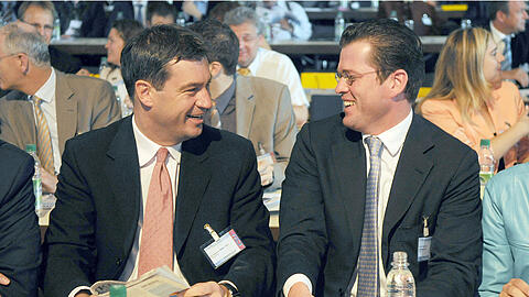 Da gab's noch gemeinsame Fotos: Guttenberg (r.) und Söder im Jahr 2009.