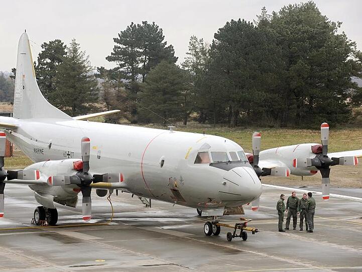 Ein Seefernaufklärer vom Typ P-3C Orion steht abflugbereit auf dem Vorfeld des Marinefliegergeschwaders MFG 3.