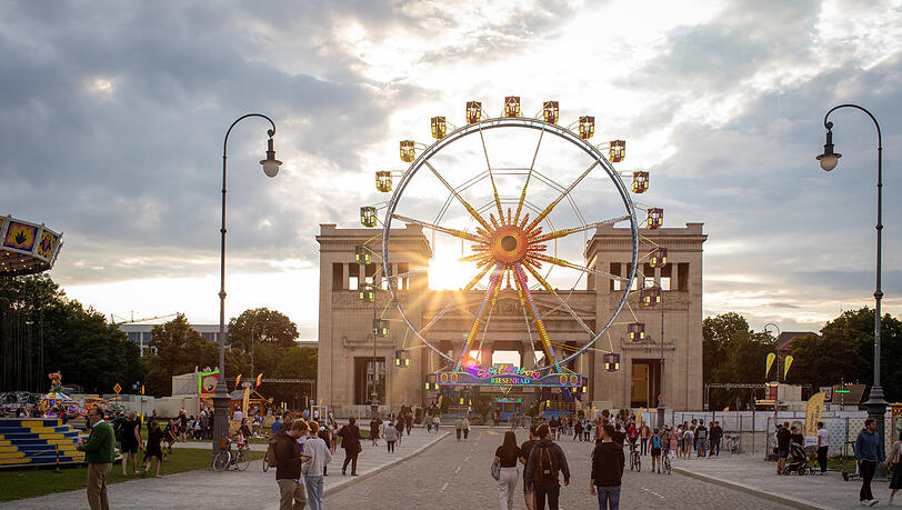 Irgendwie ist es das Symbol für die Aktion Sommer in der Stadt geworden: das Riesenrad am Königsplatz. Irgendwie ist es das Symbol für die Aktion Sommer in der Stadt geworden: das Riesenrad am Königsplatz.