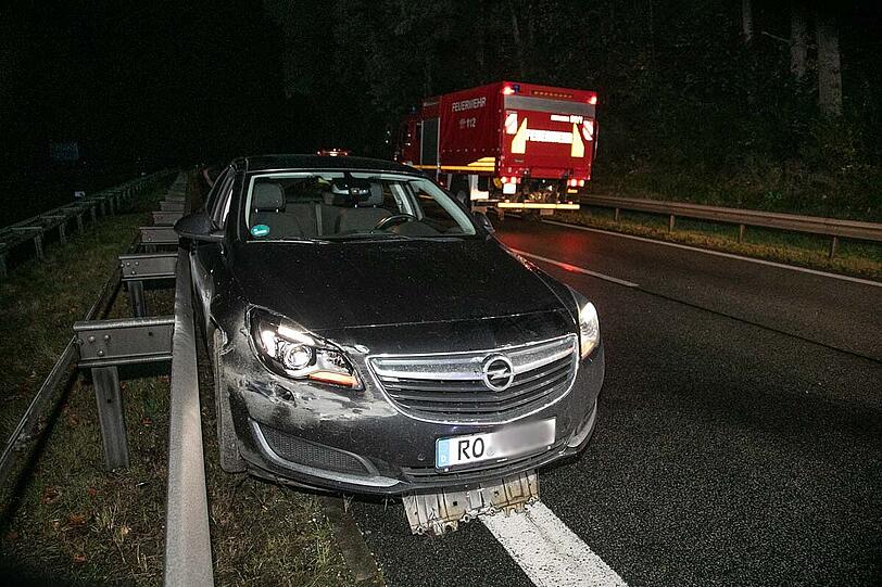Bei dem Unfall sind zwei Autos auf der A8 miteinander kollidiert.