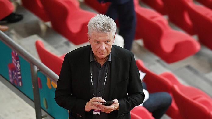Münchens OB Dieter Reiter ohne Maske im Stadion.