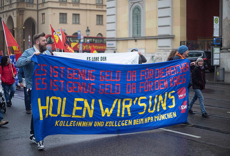 Großer Demozug durch München am Tag der Arbeit. Rund 4.000 Menschen beteiligten sich an der Kundgebung. Die Bilder.
