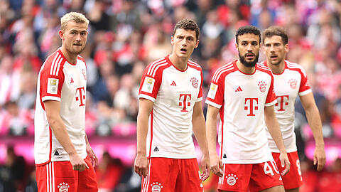 Ratlos in München: Die Bayern-Profis Mattijs de Ligt, Benjamin Pavard, Noussair Mazraoui und Leon Goretzka (v.l.) bei der 1:3-Niederlage gegen RB Leipzig.