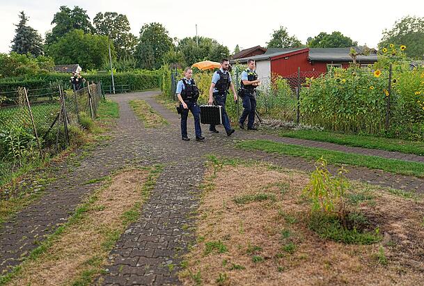 Kräfte der Polizei sind in einer Kleingartenkolonie in Berlin-Spandau im Einsatz. Kräfte der Polizei sind in einer Kleingartenkolonie in Berlin-Spandau im Einsatz.