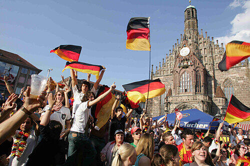 Bombige Stimmung beim Public Viewing auf dem Hauptmarkt 2006, heuer wehen die Deutschland-Fahnen auf der Wöhrder Wiese.