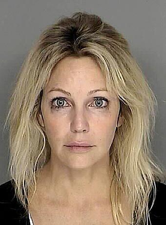 Etliche Stars hatten schon mal Ärger mit dem Gesetz, wie diese Polizeifotos beweisen. US-Schauspielerin Heather Locklear wurde wegen des Verdachts auf Konsum verbotener Substanzen am Steuer aus dem Straßenverkehr gezogen.