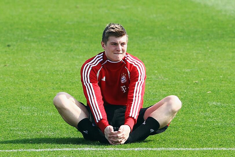 Toni Kroos mit Dehnungsübungen.