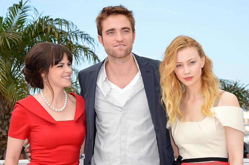 Der als Vampir gefeierte Robert Pattinson fühlt sich wohl zwischen seinen kanadische Film-Kolleginnen Emily Hampshire (links) und Sarah Gadon.