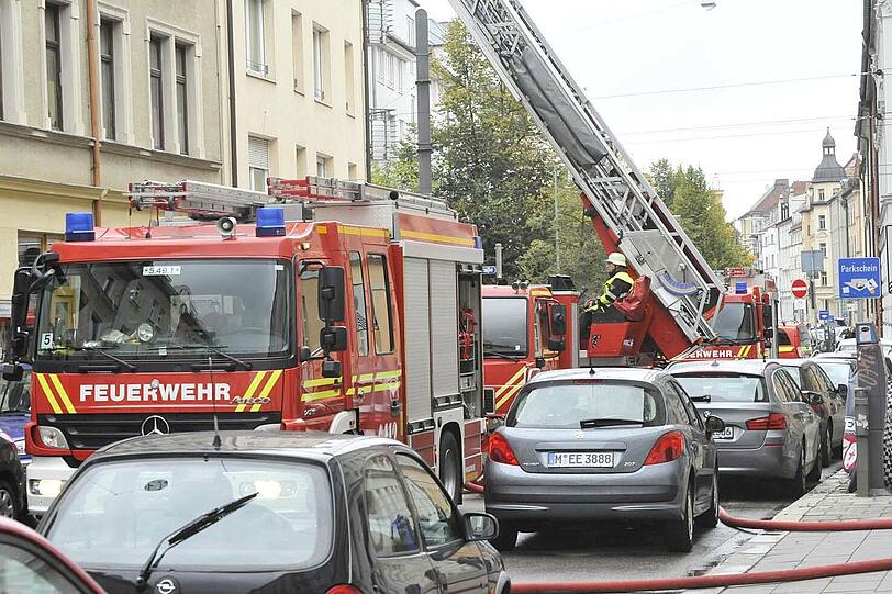 Großer Feuerwehreinsatz in Haidhausen: Ein Mann wurde per Drehleiter gerettet