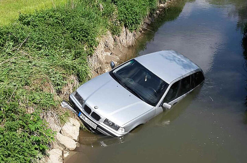 Ein Spaziergang mit bösen Folgen: Einem 25-Jährigen ist sein Auto in die Bina gerollt.