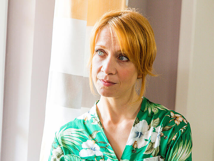 Annika Ernst als Gemeindesekretärin Katharina Marquardt in der ZDF-Familienserie "Herzensbrecher - Vater von vier Söhne"