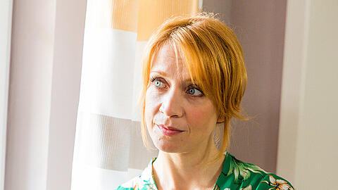 Annika Ernst als Gemeindesekretärin Katharina Marquardt in der ZDF-Familienserie "Herzensbrecher - Vater von vier Söhne"