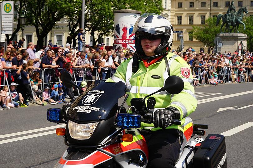 München feiert das 150-jährige Bestehen ihrer Feuerwehr mit einer großen Parade.