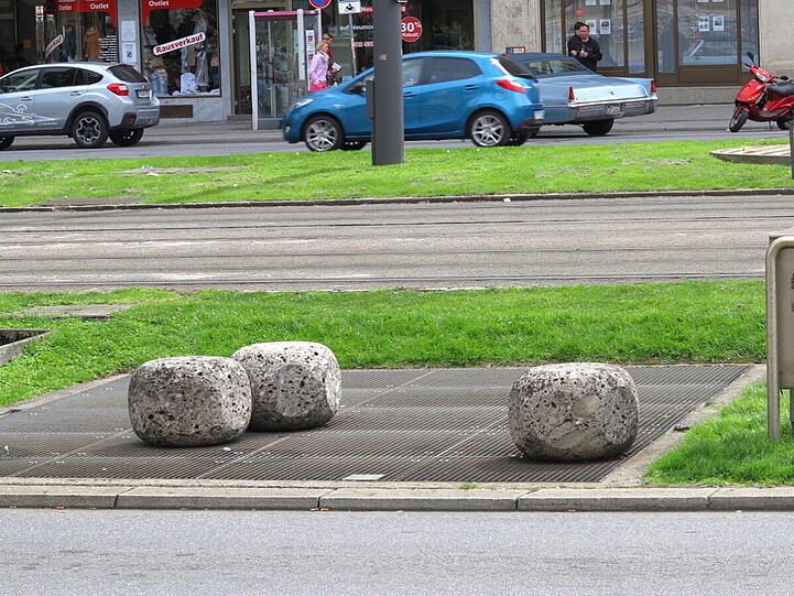 Wie genau die Steine dort hingekommen sind, ist unklar. Aber die Theorie von den betrunkenen, (halb-) starken Männern scheint schon ganz einleuchtend.