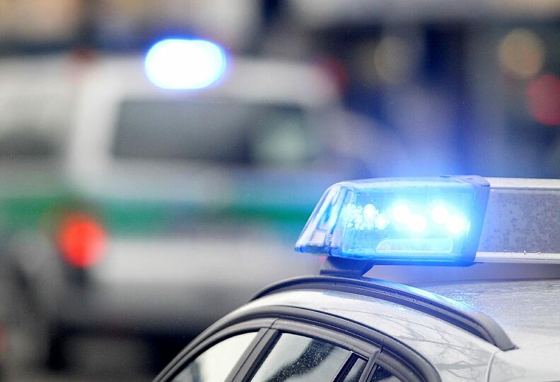 Ein bewaffneter Täter erbeutete bei einem Überfall auf eine Tankstelle mehrere Hundert Euro. Er ist auf der Flucht.