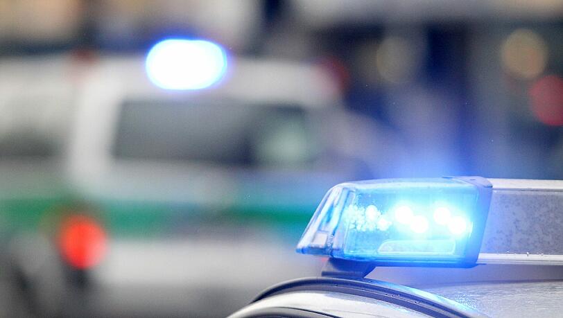 Ein bewaffneter Täter erbeutete bei einem Überfall auf eine Tankstelle mehrere Hundert Euro. Er ist auf der Flucht. Ein bewaffneter Täter erbeutete bei einem Überfall auf eine Tankstelle mehrere Hundert Euro. Er ist auf der Flucht.