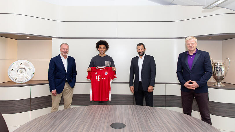 Vorstandsboss Karl-Heinz Rummenigge, Leroy Sané, Sportvorstand Hasan Salihamidzic und Vorstandsmitglied Oliver Kahn (v.l.) bei der Vertragsunterschrift Sanés.