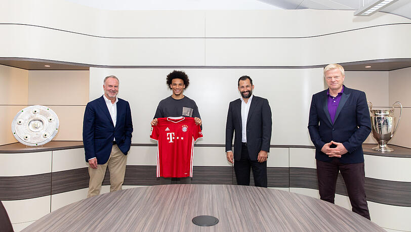 Vorstandsboss Karl-Heinz Rummenigge, Leroy Sané, Sportvorstand Hasan Salihamidzic und Vorstandsmitglied Oliver Kahn (v.l.) bei der Vertragsunterschrift Sanés. Vorstandsboss Karl-Heinz Rummenigge, Leroy Sané, Sportvorstand Hasan Salihamidzic und Vorstandsmitglied Oliver Kahn (v.l.) bei der Vertragsunterschrift Sanés.