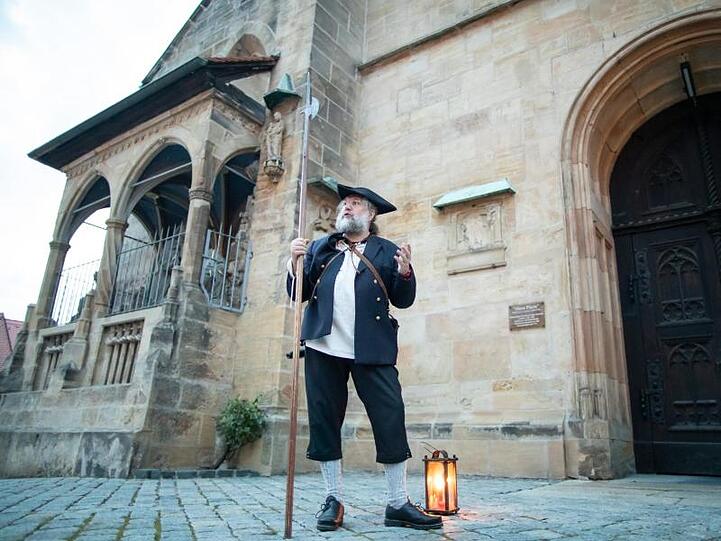 Alexander Wahl, Nachtwächter in Bamberg, führt durch die Altstadt. Foto: Daniel Karmann/Archivbild