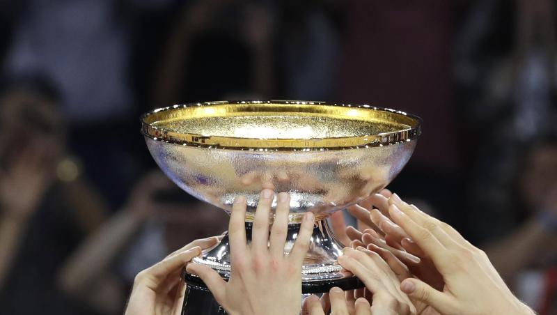 Das slowenische Team hält nach dem EM-Sieg 2017 den Pokal in die Höhe. Foto: Thanassis Stavrakis/Archivbild