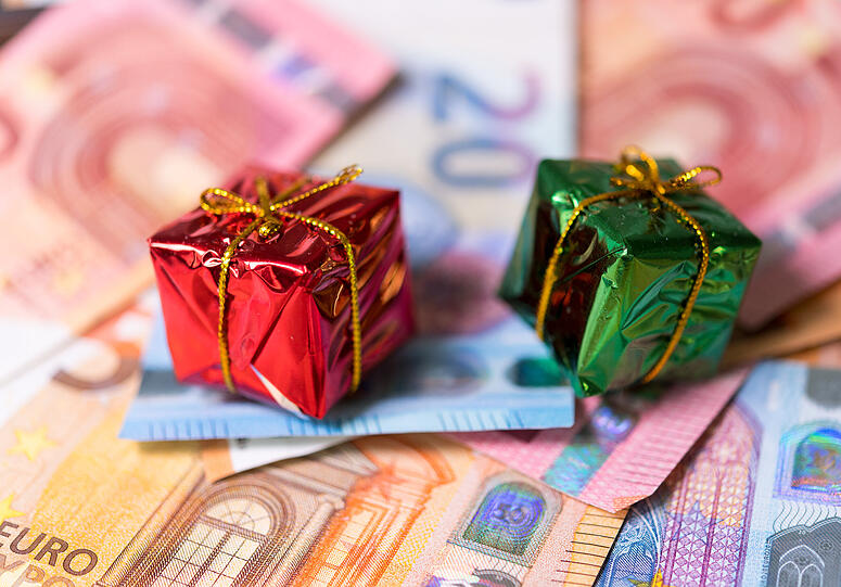 Das Weihnachtsgeld sollte in diesem Jahr früher ausgezahlt werden, meint die Politik. (Symbolbild)