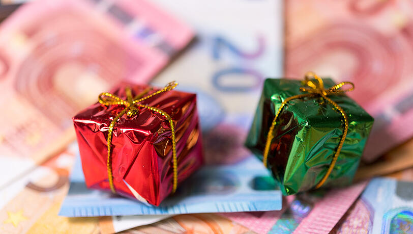 Das Weihnachtsgeld sollte in diesem Jahr früher ausgezahlt werden, meint die Politik. (Symbolbild) Das Weihnachtsgeld sollte in diesem Jahr früher ausgezahlt werden, meint die Politik. (Symbolbild)