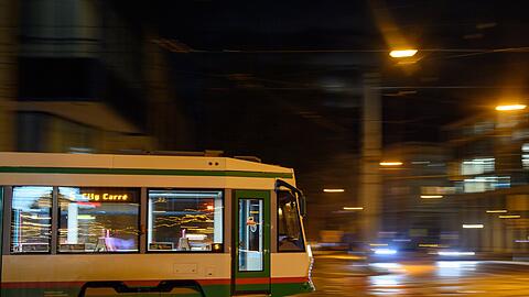 Eine Straßenbahn in Magdeburg.