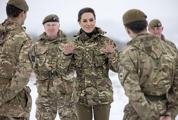 Kate (M), Prinzessin von Wales und Oberst der Irischen Garde, bei ihrem ersten Besuch des 1. Bataillon der Irischen Garde seit ihrer Ernennung zum Oberst auf dem Truppenübungsplatz Salisbury Plain. Kate (M), Prinzessin von Wales und Oberst der Irischen Garde, bei ihrem ersten Besuch des 1. Bataillon der Irischen Garde seit ihrer Ernennung zum Oberst auf dem Truppenübungsplatz Salisbury Plain.