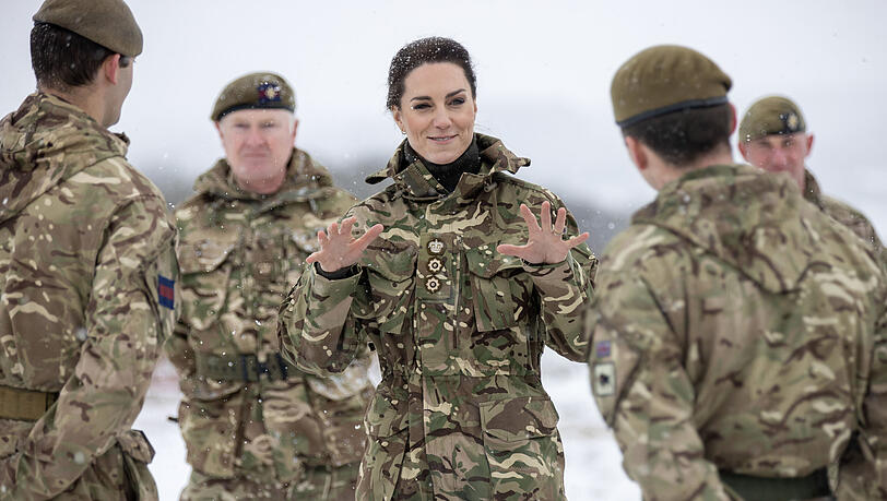 Kate (M), Prinzessin von Wales und Oberst der Irischen Garde, bei ihrem ersten Besuch des 1. Bataillon der Irischen Garde seit ihrer Ernennung zum Oberst auf dem Truppenübungsplatz Salisbury Plain. Kate (M), Prinzessin von Wales und Oberst der Irischen Garde, bei ihrem ersten Besuch des 1. Bataillon der Irischen Garde seit ihrer Ernennung zum Oberst auf dem Truppenübungsplatz Salisbury Plain.