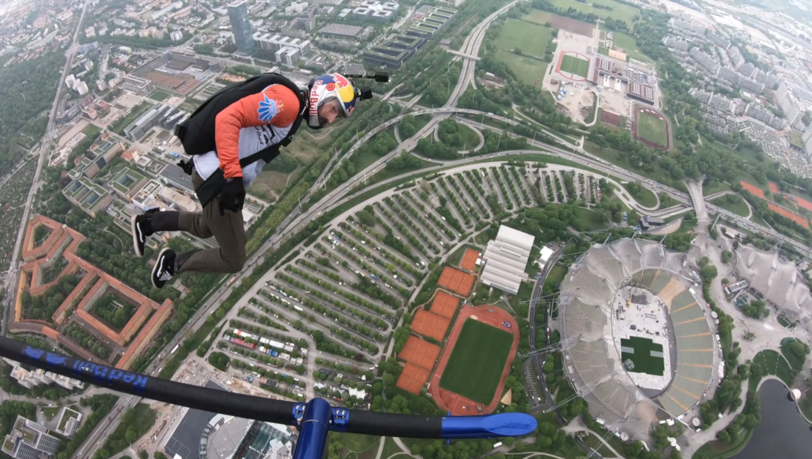 Die letzte Schraubenmutter: Zwei Fallschirmspringer auf dem Weg zur Übergabe auf dem Arena-Dach.