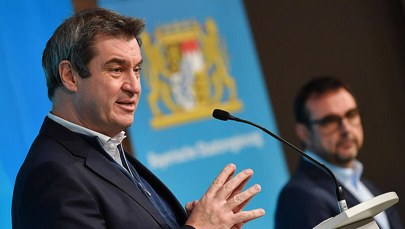 Bayerns Ministerpräsident Markus Söder (CSU) und sein Gesundheitsminister Klaus Holetschek (im Hintergrund) sprechen sich gegen die Cannabis-Legalisierung aus.