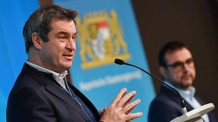 Bayerns Ministerpräsident Markus Söder (CSU) und sein Gesundheitsminister Klaus Holetschek (im Hintergrund) sprechen sich gegen die Cannabis-Legalisierung aus.