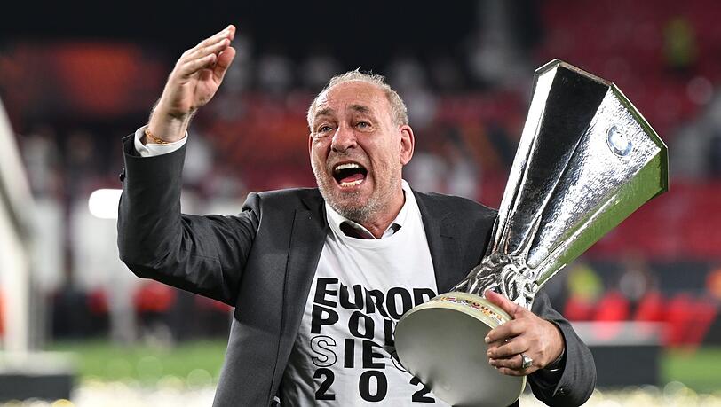 Frankfurts Präsident Peter Fischer feierte 2022 mit der Europa-League-Trophäe, nun hört er auf.