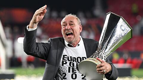 Frankfurts Präsident Peter Fischer feierte 2022 mit der Europa-League-Trophäe, nun hört er auf.