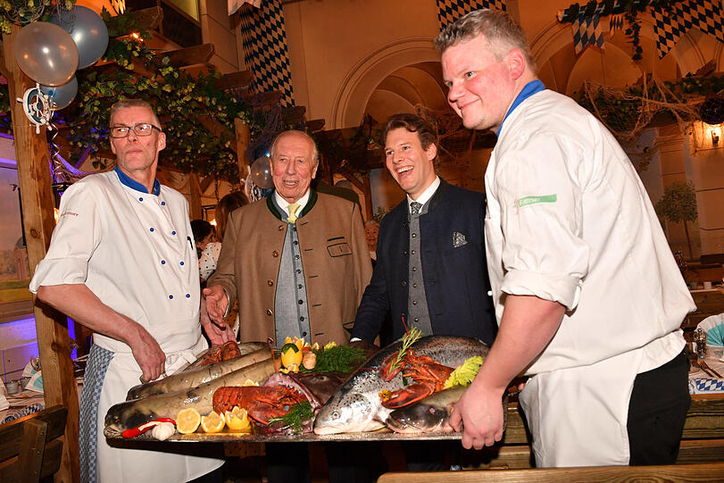 Waller, Seeteufel, Hummer und Co.: Die ber&uuml;hmte Fischplatte von Franziskaner-Chef Edi Reinhold (2. v. l.) und Sohn Mathias sorgt f&uuml;r Begeisterung bei den VIP-G&auml;sten.