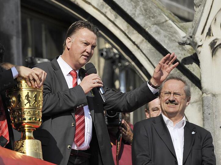 Louis van Gaal und Christian Ude bei der Meisterfeier auf dem Rathausbalkon. Nun winkt der erste Titel des Jahres - und van Gaal unkt, er wolle den OB anrufen.