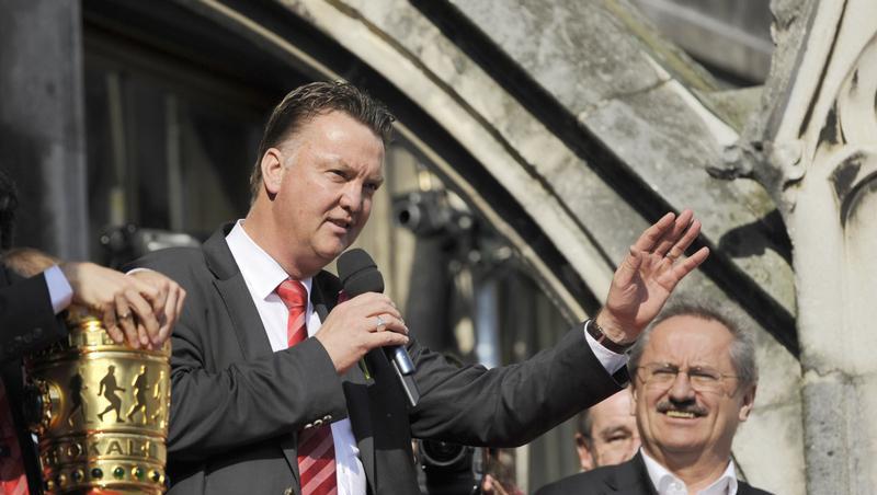 Louis van Gaal und Christian Ude bei der Meisterfeier auf dem Rathausbalkon. Nun winkt der erste Titel des Jahres - und van Gaal unkt, er wolle den OB anrufen. Louis van Gaal und Christian Ude bei der Meisterfeier auf dem Rathausbalkon. Nun winkt der erste Titel des Jahres - und van Gaal unkt, er wolle den OB anrufen.