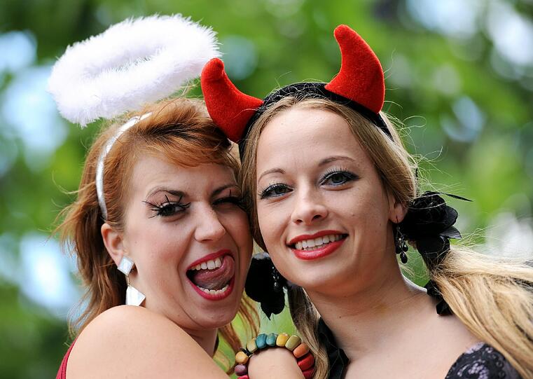 Fantasievoll bekleidet feiern am Samstag die Teilnehmer auf der Parade zum Christopher Street Day (CSD) in Berlin.
