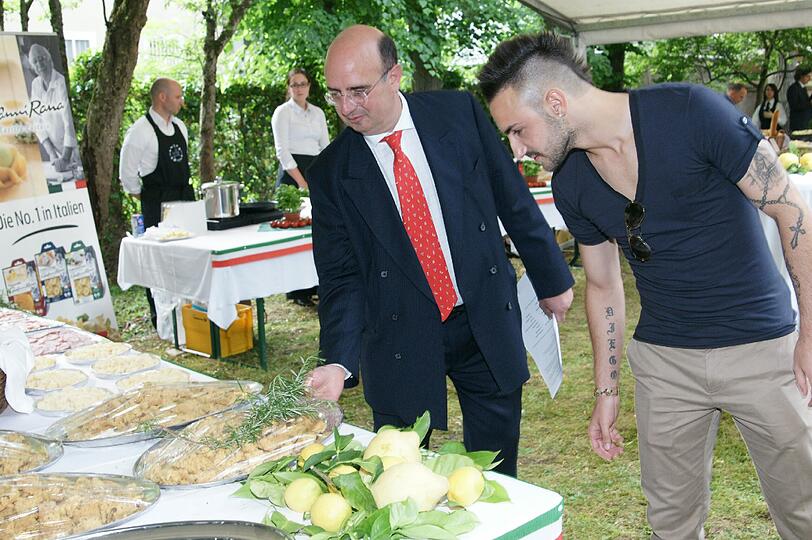 Diego Contento zu Gastim italienischen Generalkonsulat in München.