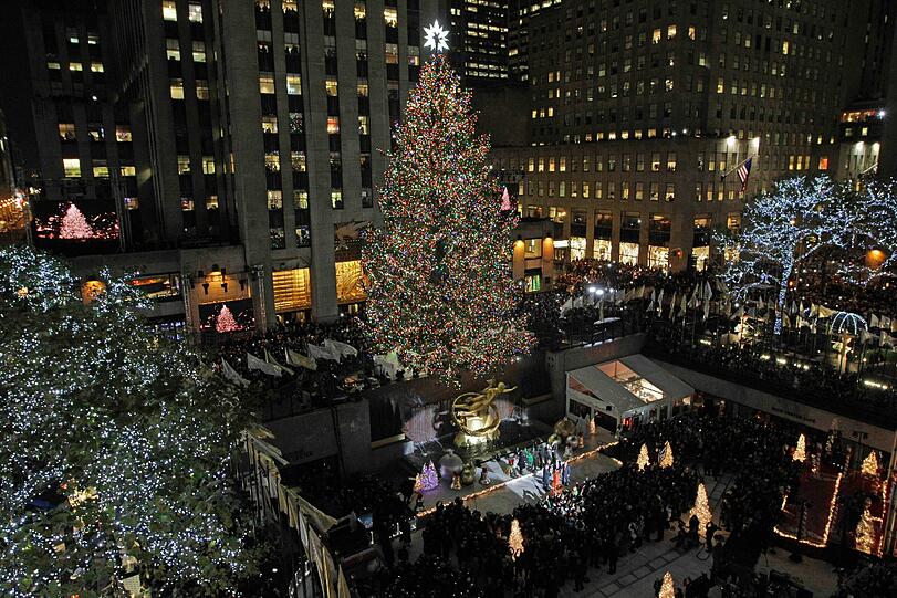 Der Weihnachtsbaum wird nun bis zum 7. Januar leuchten - und bis dahin von täglich schätzungsweise 750.000 Menschen bewundert werden.