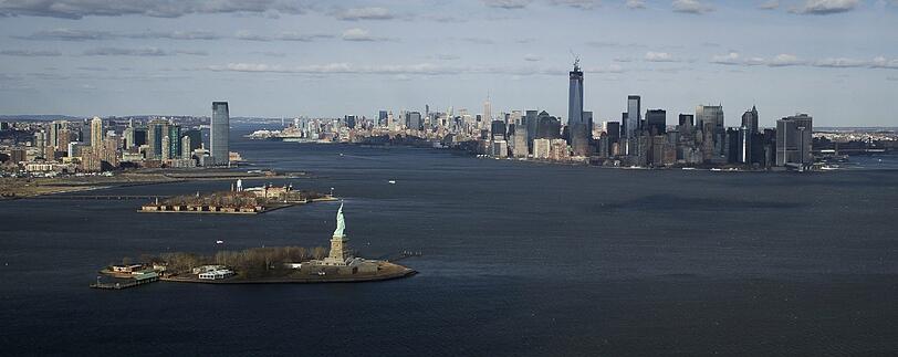 Die Freiheitsstatue begrüßt alle, die mit dem Schiff den Hudson River Richtung New Yorker Festland befahren. Spektakuläre Luftaufnahmen aus New York City - die Bilder zum Durchklicken!