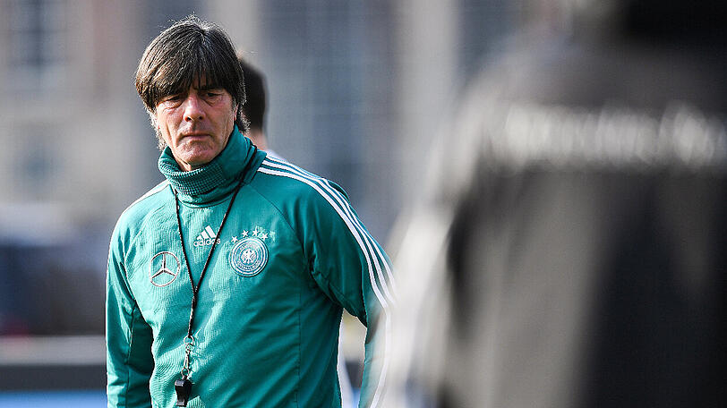 Joachim Löw (Bundestrainer): Der 58-Jährige betont immer wieder, dass er sein Projekt WM-Titelverteidigung sehr ernst nimmt und bei der Arbeit an der Verwirklichung seines persönlichen Traumes nicht gestört werden will. Allerbeste Empfehlungen, Vertrag mit dem DFB bis 2019.